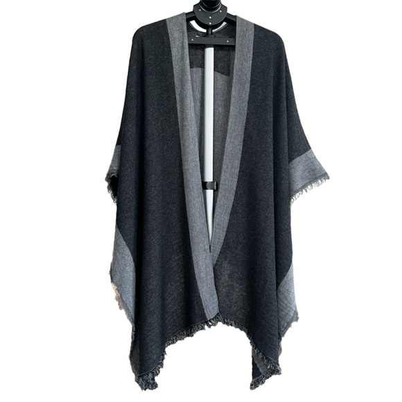 Nardi & Tagliaferri One size Poncho Wool Blend Gray Fringe Trim Shawl Wrap - Picture 1 of 4